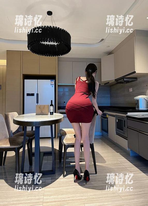 脸红Dearie 微密圈 - 亲爱的脸红Dearie,旅拍美图精选,真该换个背包了吧?