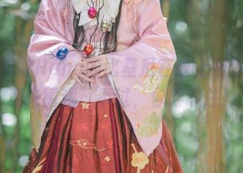 听说花柒Hana的比基尼在线上有原图，速来围观，不过，你得忍住！