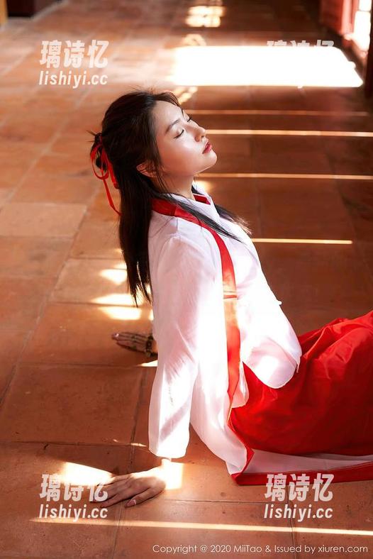 蜜桃社-静香Mandy 蜜桃社 - 办公室的静香Mandy,最新的图片让你无法抗拒的认真工作状态!