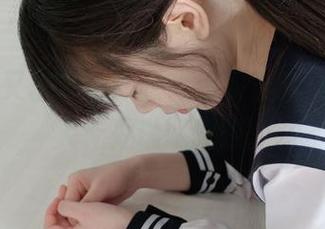 西尔酱又出新招！露背毛衣最新cos，让人无处逃避的撩。