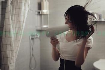 啧！美图中的逐月Su和御坂美琴，这组合太有胜负欲了，谁赢谁输？