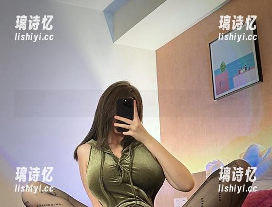 微密圈 - 醇子小姨在线：制服资源，谁在等你来偷瞧？
