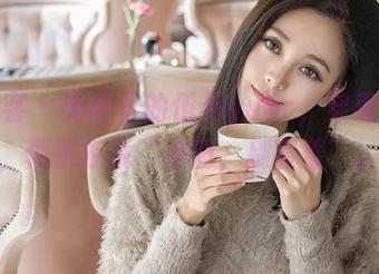 青豆客 – 美图里的伍月yuer，穿着纯白，似乎在说“来啊，别害羞”。