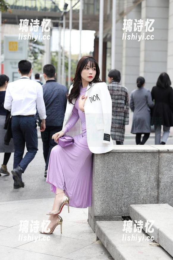 魔镜街拍 - 婷婷在冬风中大放异彩，最新图包带你探寻肉丝美人气质。