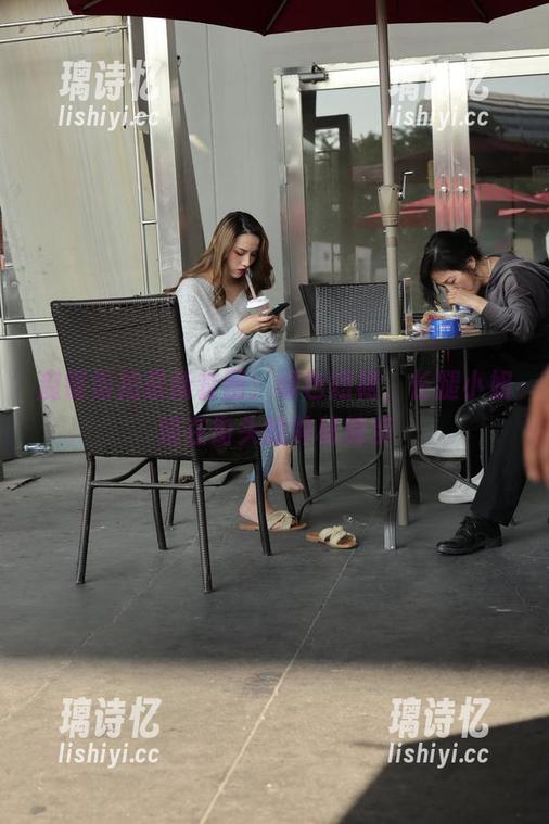 魔镜街拍 魔镜街拍最新套图:绿色短裙,长腿小姐姐在街头的神秘舞步
